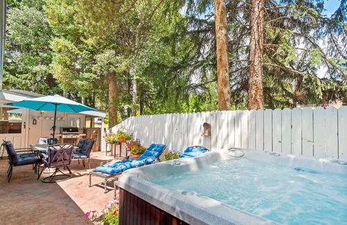 West End House | Aspen West End - Quiet Neighborhood 3 Bedroom Home by RedAwning
