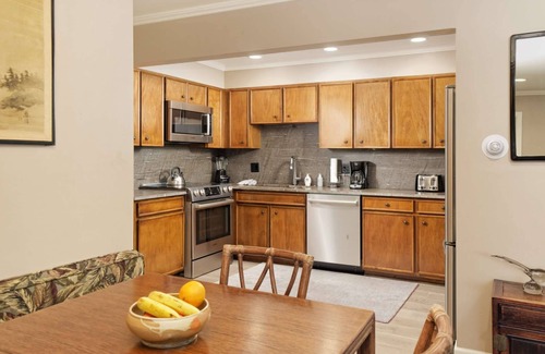 Aspen Condo | Aspen Winter Stay! 1.5 Blocks to Town | Gas FP, Balcony, Pool & Hot Tub | 3 Baths + Den w/Sofa Bed