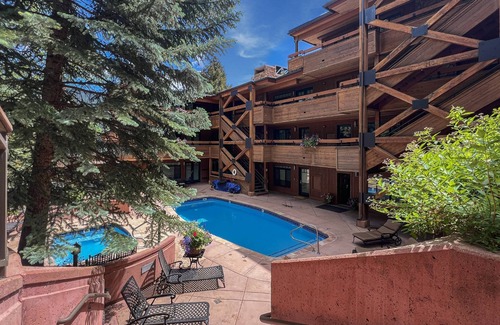 Aspen Condo | Aspen Winter Stay! 1.5 Blocks to Town | Gas FP, Balcony, Pool & Hot Tub | 3 Baths + Den w/Sofa Bed