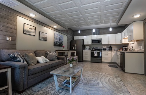 Fairbanks House | Aspen Woods BUNGALOW Suite, BEST AURORA CAM SERVICE - 125 -5 Star reviews