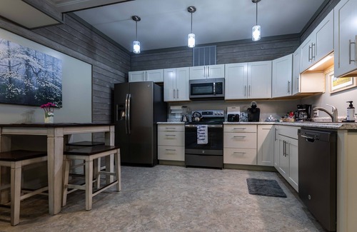 Fairbanks House | Aspen Woods BUNGALOW Suite, BEST AURORA CAM SERVICE - 125 -5 Star reviews