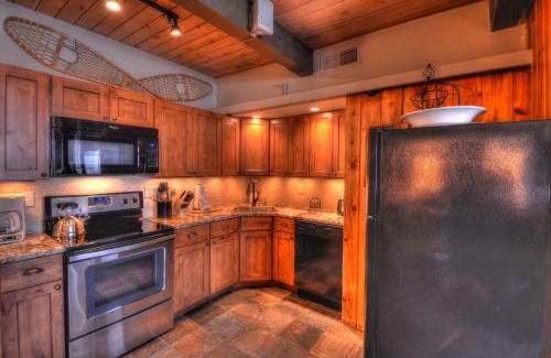 Snowmass Village Hotel | Aspenwood - CoralTree Residence Collection