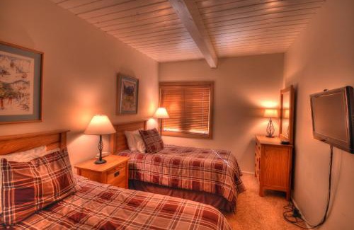 Snowmass Village Hotel | Aspenwood - CoralTree Residence Collection