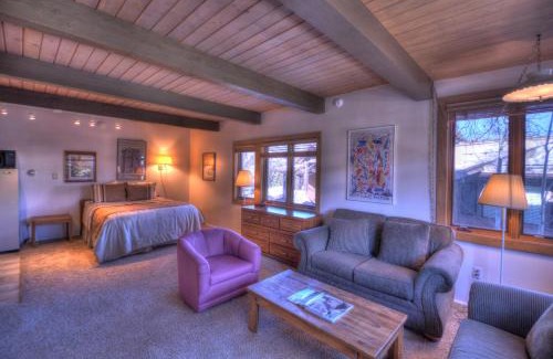 Snowmass Village Hotel | Aspenwood - CoralTree Residence Collection