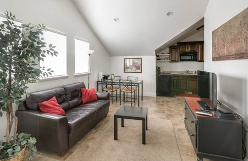 Carterville Apartment | Aspenwood Manor- Timpanogos Retreat - Long Term Suite