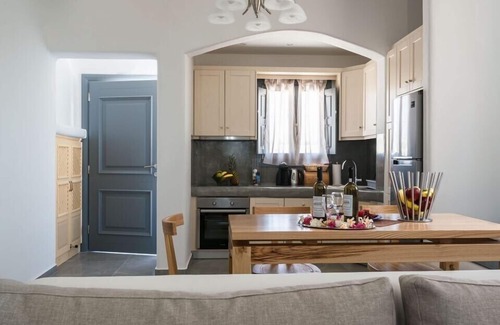 Megalochori Villa | Aspronisi Luxury Villa | Sunset Views & Outdoor Hot Tub