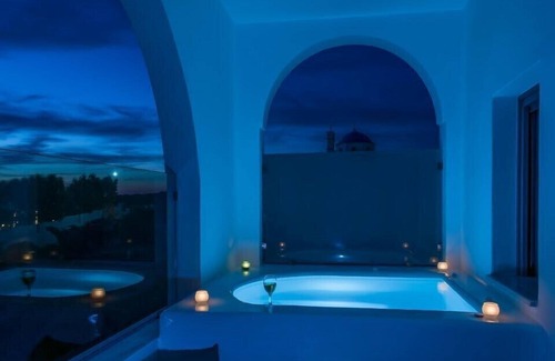 Megalochori Villa | Aspronisi Luxury Villa | Sunset Views & Outdoor Hot Tub