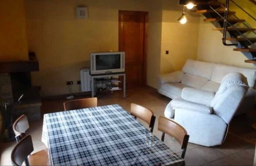 Montcortes Cottage | Astasia House, in a quiet location.