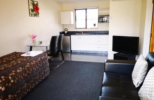 Blenheim Hotel | Aston Court Motel