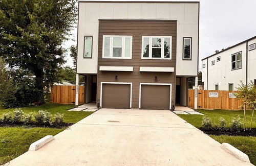 Spring Branch West House | Astonishing Cozy Pet Friendly - City Center, Memorial, Energy Corridor with Yard