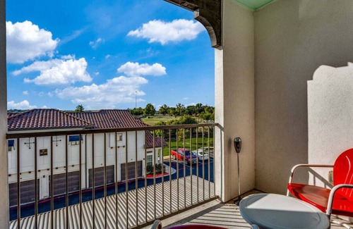 McNeil Apartment | Astonishing CozySuites on I-35 with pool and parking 07