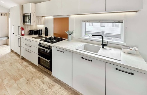 Cross Inn House | Astoria Caravan Pet Friendly Decking