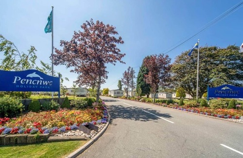 Cross Inn House | Astoria Caravan Pet Friendly Decking