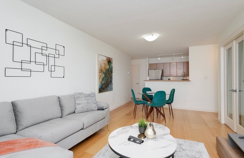 Downtown Victoria Condo | Astoria Escape - Bright condo with work desk by Victoria Prime!