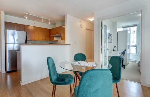 Downtown Victoria Condo | Astoria Escape - Bright condo with work desk by Victoria Prime!