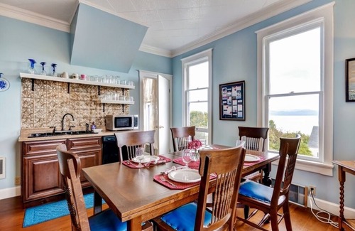 Astoria Apartment | 'Astoria Painted Lady' Historic Apt w/River View!