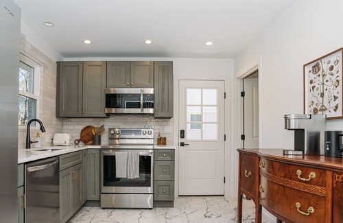 Matthews House | AstoriaHaus Walking Distance to DT Matthews