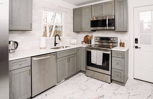 Matthews House | AstoriaHaus Walking Distance to DT Matthews