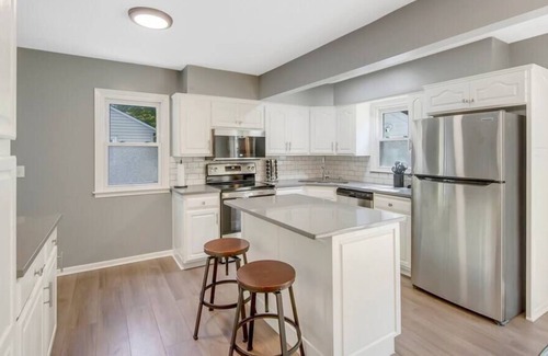 St. Louis Park House | Astounding 💜 The City's Best Home - Sleeps 10
