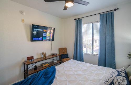 Tempe Apartment | Asu Getaway - Family Fun- King Beds- Self Check-In- Pool 2041