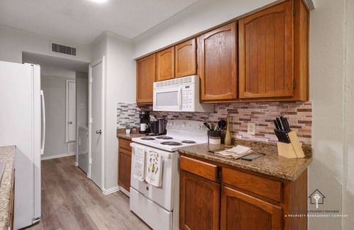 Grand Prairie House | AT&T, Globe Life, Six Flags - Updated Comfy Home