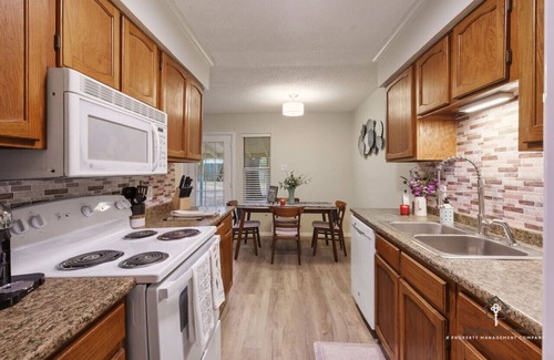 Grand Prairie House | AT&T, Globe Life, Six Flags - Updated Comfy Home