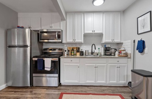 Central Arlington Apartment | AT&T Walkable, Joy-Filled & Comfy! 1BD Unit