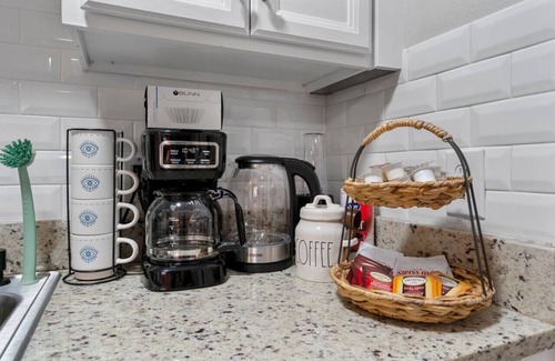 Central Arlington Apartment | AT&T Walkable, Joy-Filled & Comfy! 1BD Unit