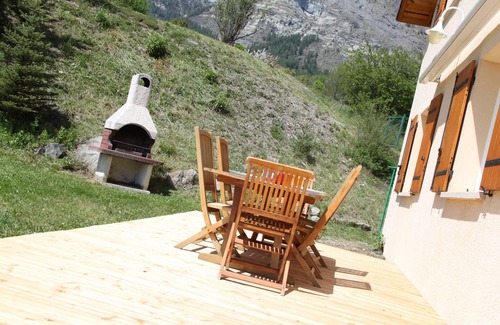 Saint-Jean-Saint-Nicolas House | At the heart of the valley of champsaur, warm classified 3 * house with garden