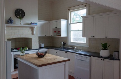 Nowra House | At the heart of Shoalheaven - 15 Min to Berry & Beach