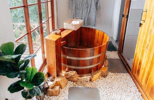 Chiang Rai Province House | At The Mountain Cottage, Tiny Home at Doichang with Hot tub Included Breakfast and Dinner