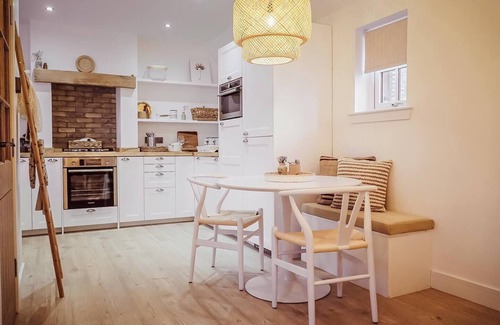 Broughty Ferry Cottage | At The River - A Fairytale Cottage by the Beach