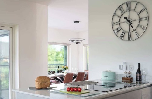Ampney Crucis House | At Waters Edge | Lakehouse, Hot Tub + Rowing Boat