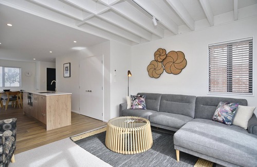 Sydenham House | Āta Haere - Modern, comfortable and funky getaway close to central Christchurch