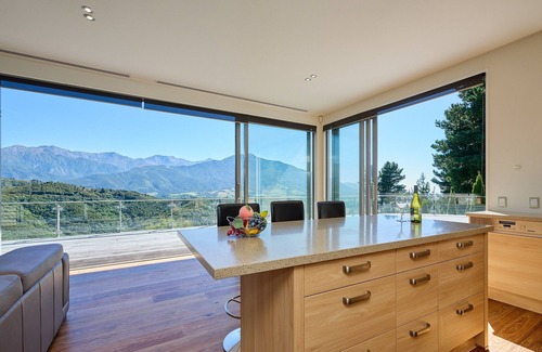 Kaikoura House | Ata Rangi Lodge - Kaikoura Holiday Home