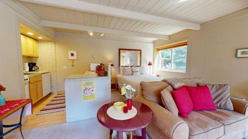 Elkhorn House | Atelier Condo 1080