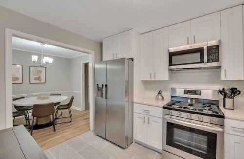 Woodstock House | ATH - Downtown Woodstock walkable. Fenced yard for pets! 165