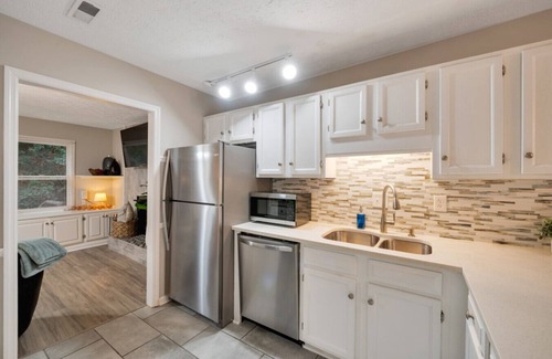 Smyrna House | ATH - Sleeps 4 - 2 Beds - Pet friendly - CC1