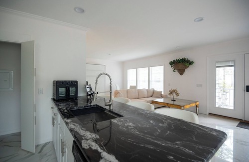 Galloway House | Athena Elegant Bright Romantic jetted tub getaway wedding venues fitness room