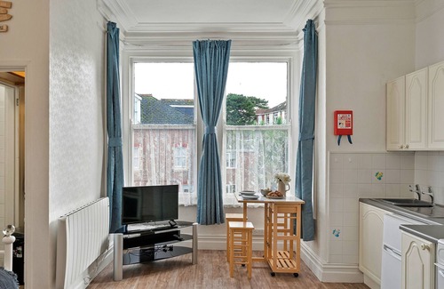 Roundham Apartment | Atherfield Apartments No. 7 - Sunny Side