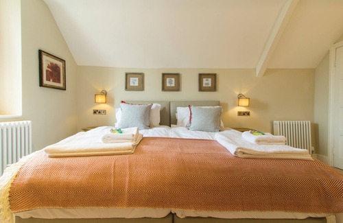 Ilminster Other | Atherstone Farmhouse - thatched farmhouse that sleeps 14 guests in 6 bedrooms