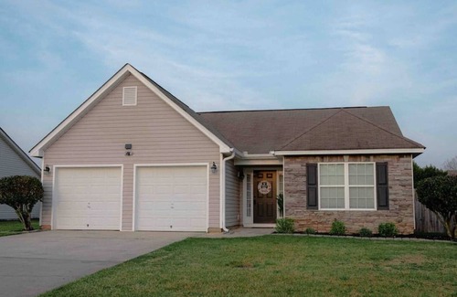 Houston County House | AtHome+1 Stay | Suburban 3 BR | Fenced Yard