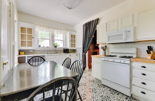 Atlanta House | Atlanta Home w/Deck: 6 Mi to Downtown!