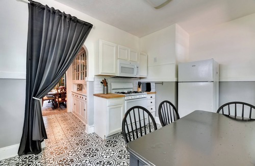 Atlanta House | Atlanta Home w/Deck: 6 Mi to Downtown!