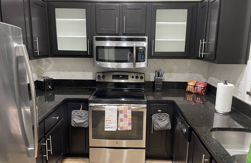 Dunwoody Apartment | Atlanta Oasis: 1BR Luxury Suite Near Perimeter Mall, w/Pool & FREE Parking!