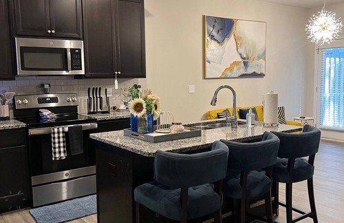 Cliftondale House | Atlanta Peach Pad! Chic 2 bed 2 1/2 bath, 10 minutes from Airport.