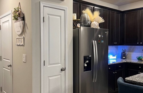 Cliftondale House | Atlanta Peach Pad! Chic 2 bed 2 1/2 bath, 10 minutes from Airport.