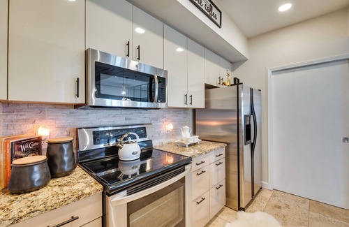Colonial Homes Condo | Atlanta Rental w/Balcony: Near Buckhead!