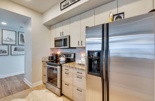 Colonial Homes Condo | Atlanta Rental w/Balcony: Near Buckhead!