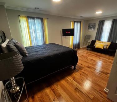 Summerhill House | Atlanta Unit 2 Room 1 - Quiet Private Bedroom Private Bathroom